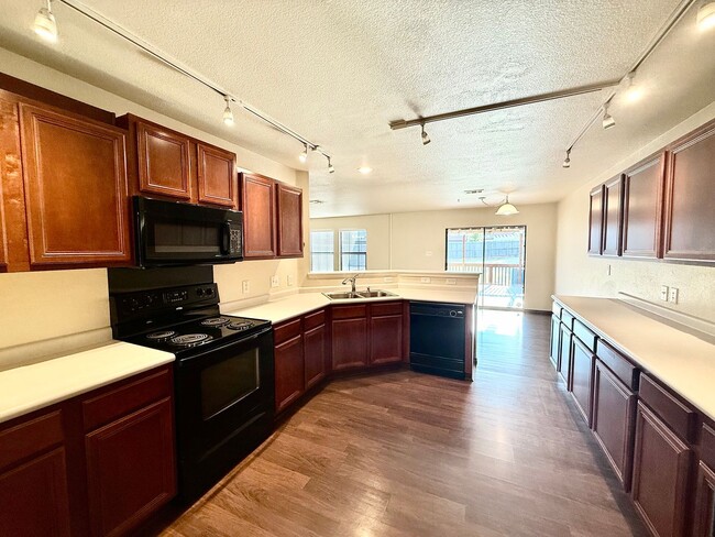 Building Photo - Spacious Inside & Out!