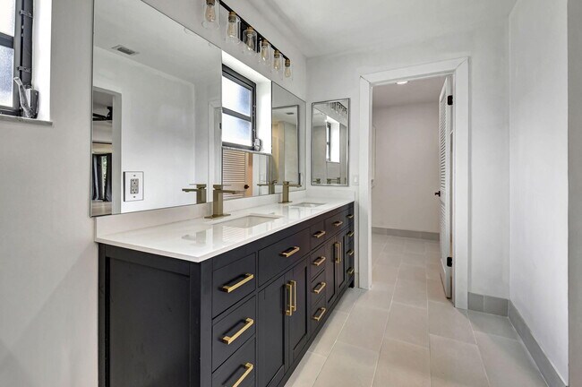 Building Photo - 4705 Fountains Dr S