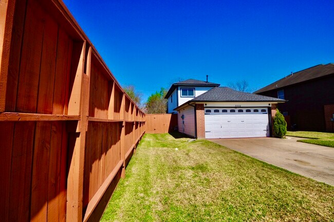 Building Photo - 3330 Beran Dr