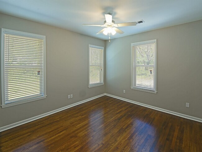 Building Photo - 1 Bedroom, 1 Bathroom Duplex Near Stone Wall and N Avalon