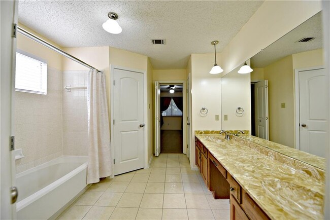 Building Photo - 4604 Pelham Dr