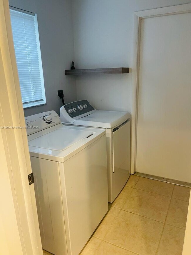 Building Photo - 3409 SW 64th Ave