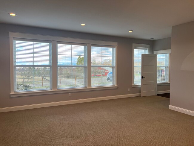 Building Photo - Beautiful, Custom home in the heart of Jacksonville | Available Now