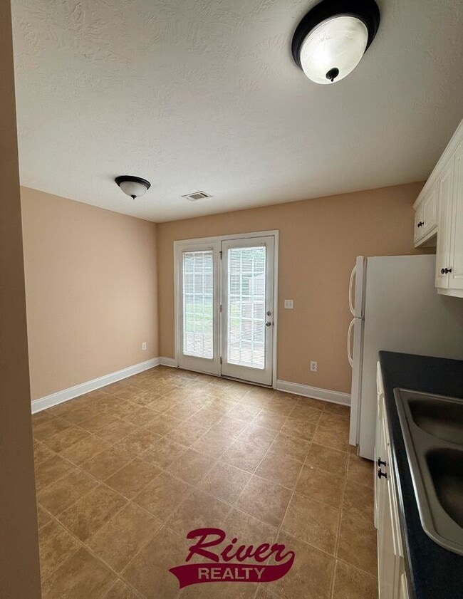 Building Photo - 421 Metz Dr