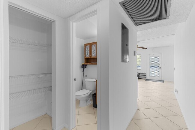 Building Photo - 3028 Harwood D