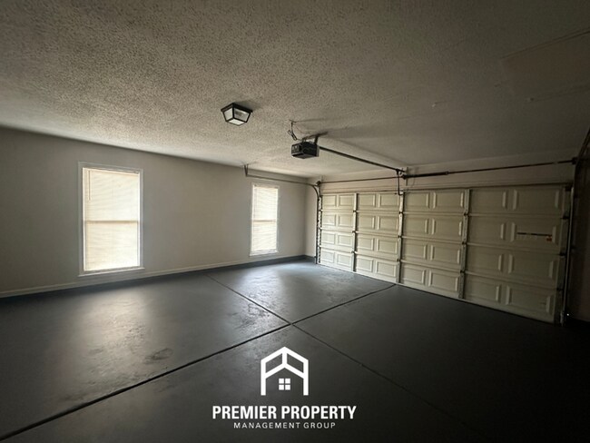 Building Photo - 8374 Kings Trail Cove