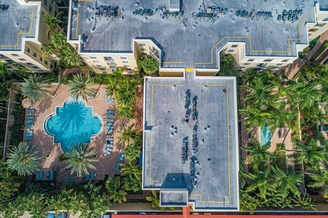 Building Photo - 630 S Sapodilla Ave