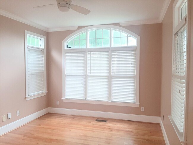Building Photo - Beautiful 4 Bedroom Home in Chapel Hill