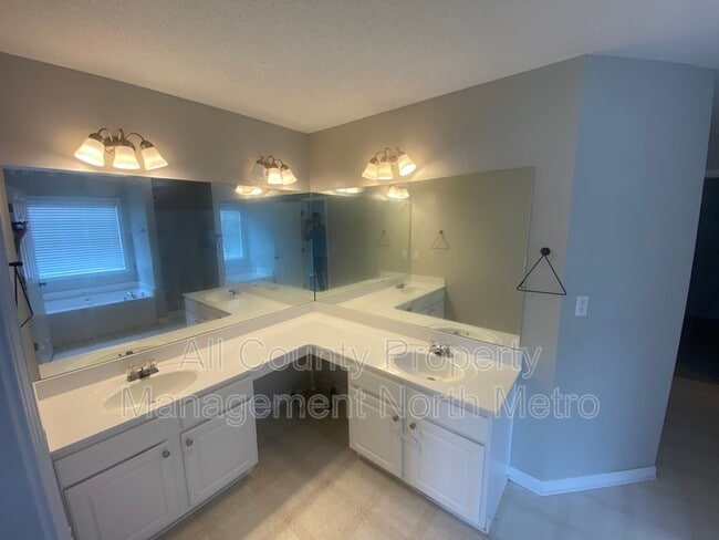 Building Photo - 9155 Friarbridge Dr