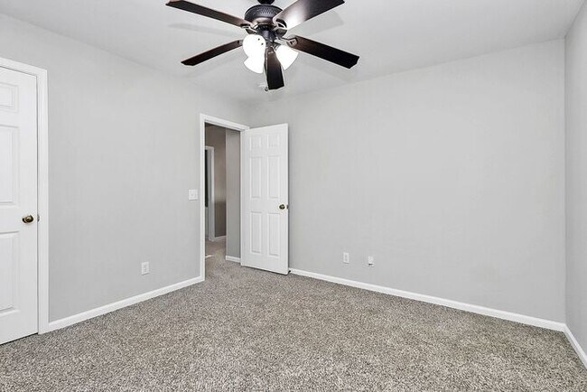 Building Photo - Wonderfully Updated 4BD/2.5BA Cul-de-Sac Home!
