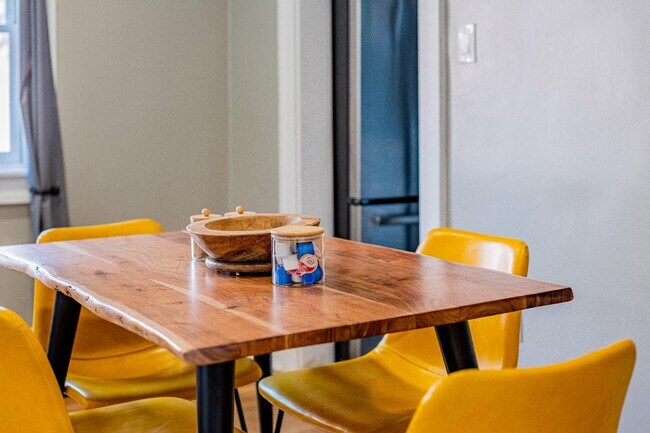 Building Photo - 722 Marquette Ave NW