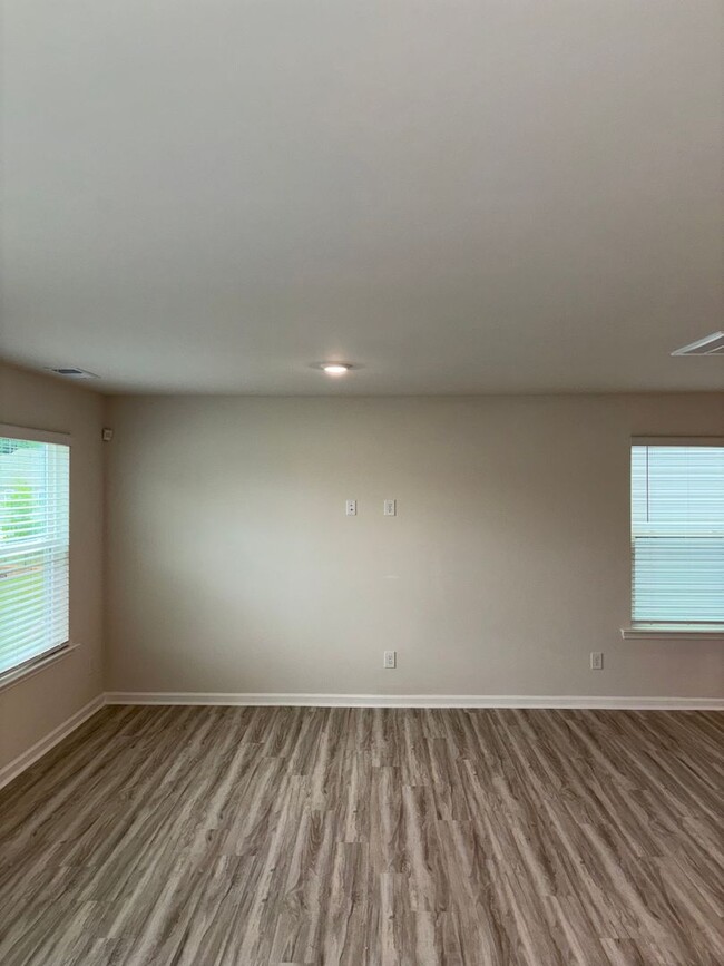 Building Photo - Brand New End-Unit Townhome in Charlotte!