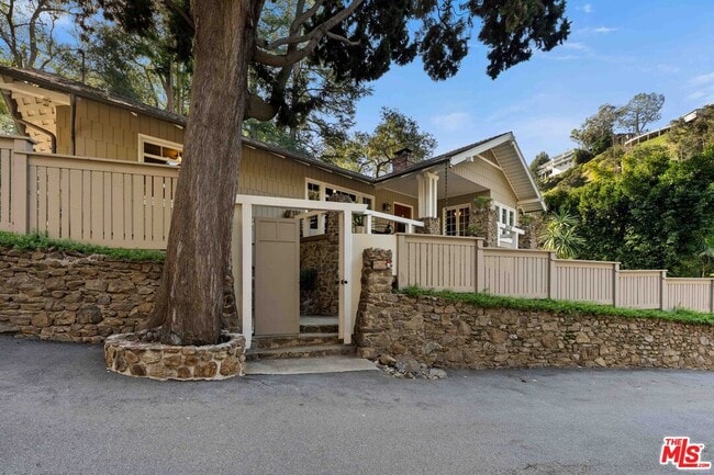 Building Photo - 8050 Jovenita Canyon Dr