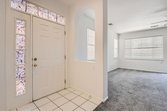 Building Photo - Evolve Real Estate: Spacious 2 Bedroom + L...