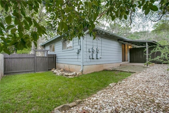 Building Photo - 2313 La Casa Dr