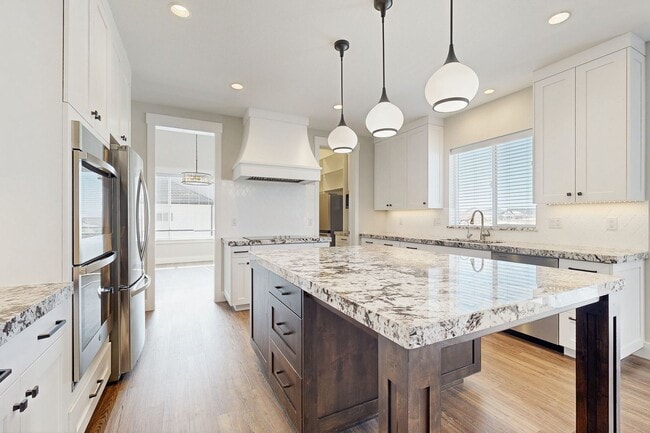 Building Photo - High-End Spacious 4 Bedroom Home in Desirable Highland with Private Backyard and Finished Basement