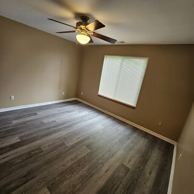 Building Photo - 2 Bedroom Lower Condo w/ Private Entrance....