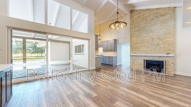 Building Photo - 475 Country Club Dr