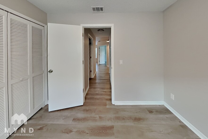 Building Photo - 915 River Wind Ave