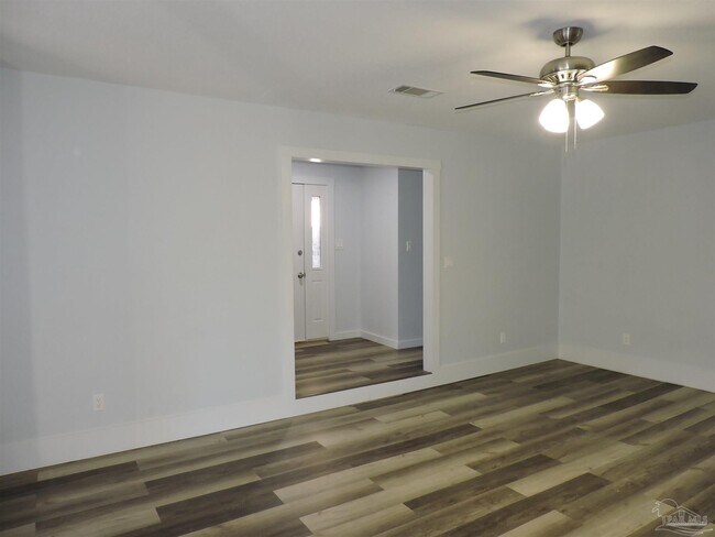 Building Photo - 526 Briarwood Dr