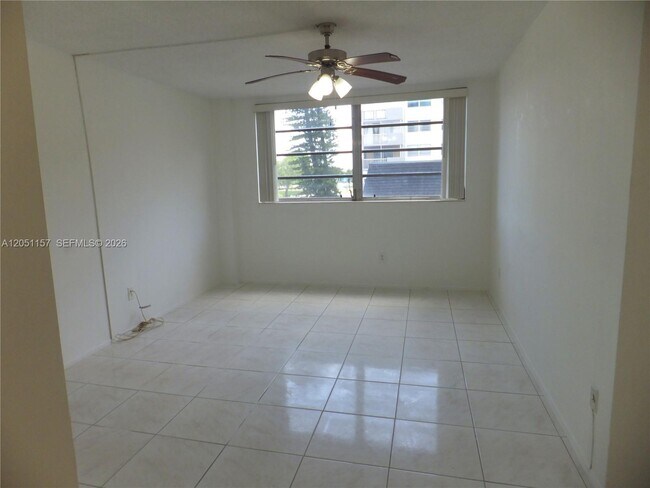 Building Photo - 16410 Miami Dr