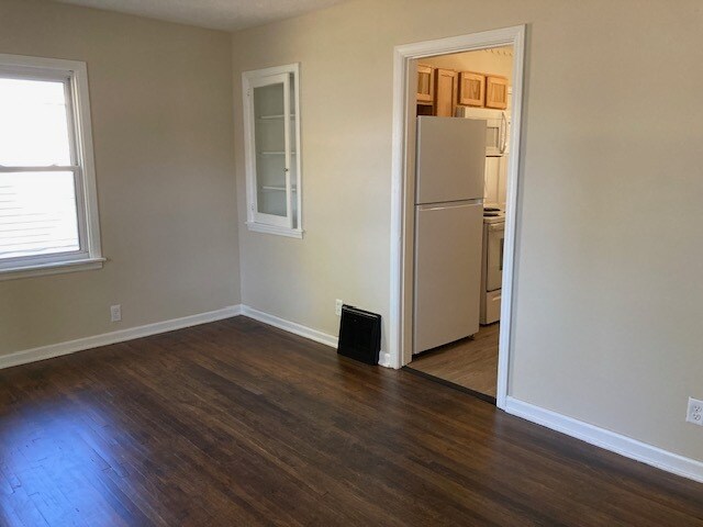 Building Photo - 115 W 13th St