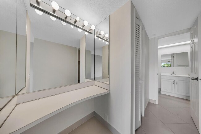 Building Photo - 2850 N Palm Aire Dr