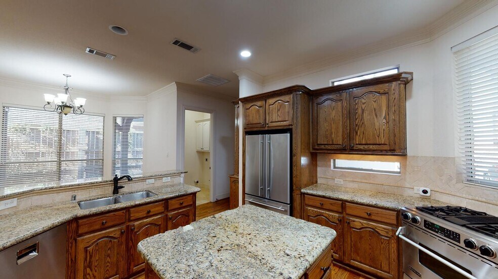 Building Photo - Elegant Central Dallas home 2.5 blocks from Knox-Henderson