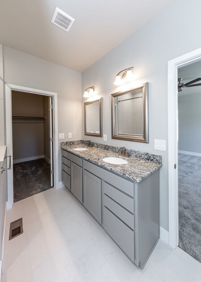 Building Photo - 3 Bedroom Contemporary Townhome off of Austin Bluffs