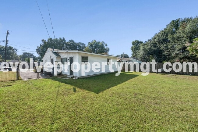 Building Photo - 995 Avon Rd
