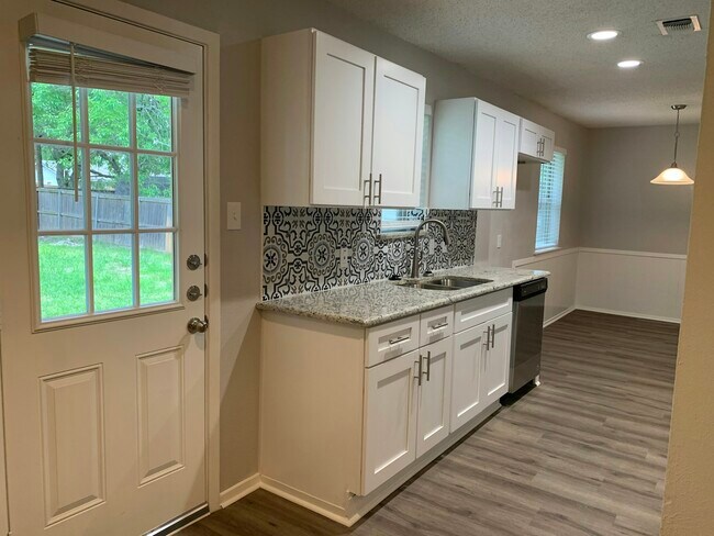 Building Photo - 404 Live Oak Dr
