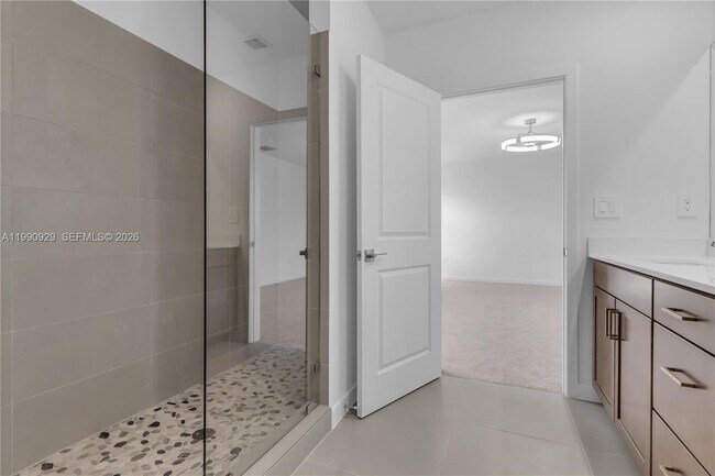 Building Photo - 615 NE 1st Ave