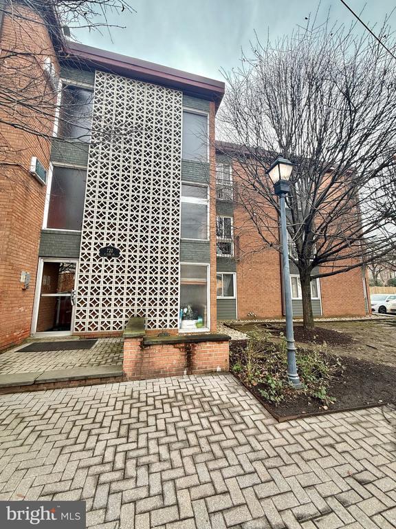 Building Photo - 720 W Glebe Rd