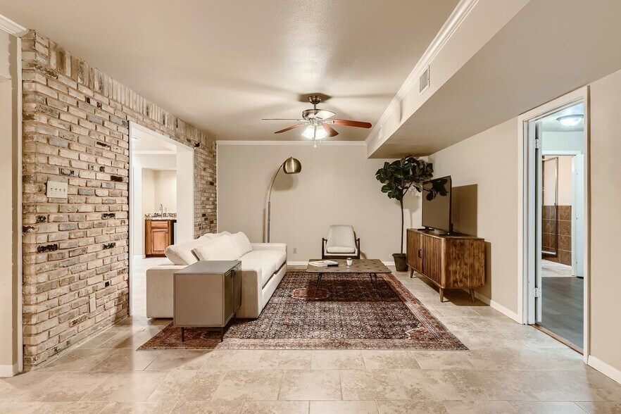 Building Photo - Gorgeous San Antonio home with large backy...