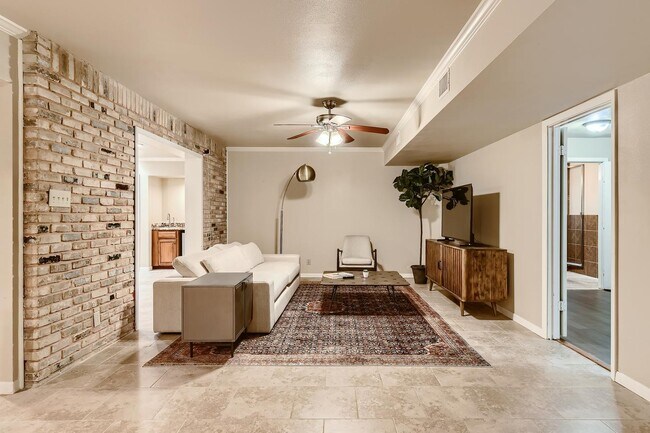 Building Photo - Gorgeous San Antonio home with large backy...