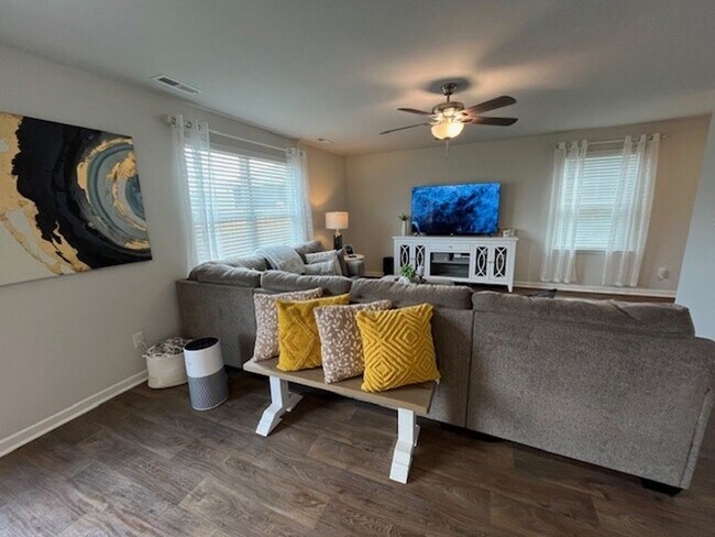 Building Photo - Discover this spacious 4-bedroom, 2.5-bath home in Winnabow, NC