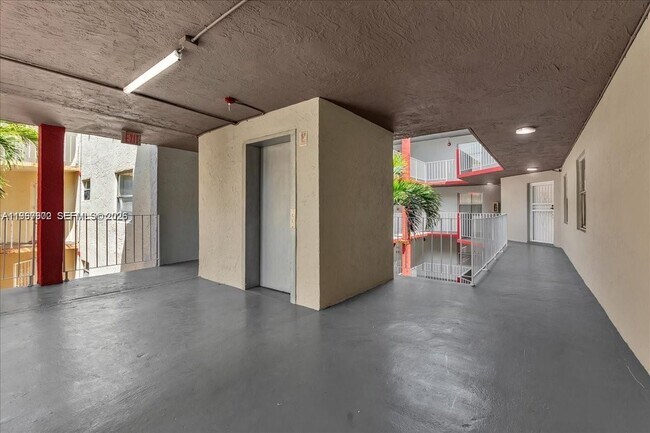 Building Photo - 1750 W 46th St