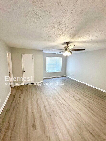 Building Photo - 8572 Glenwoods Dr