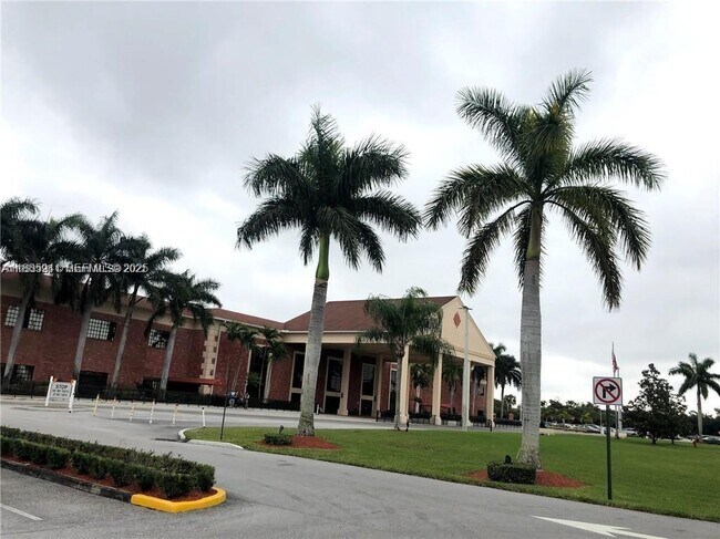 Building Photo - 358 Mansfield I