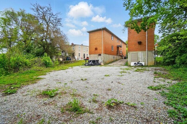 Building Photo - 39 Wuest St