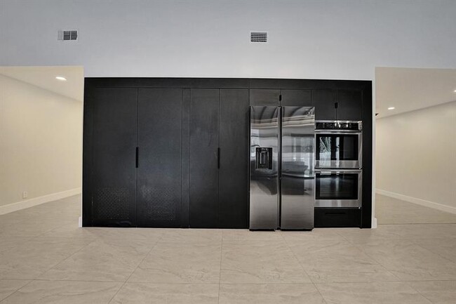 Building Photo - 3501 N Park Rd