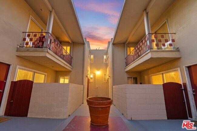 Building Photo - 515 N Alfred St