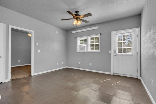 Building Photo - 510 US-14