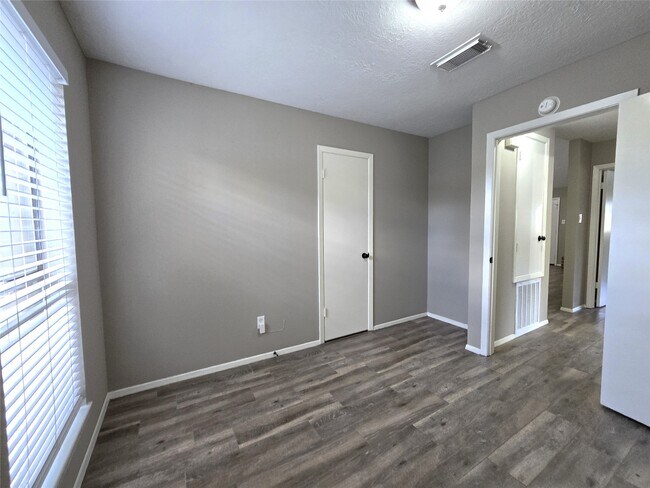 Building Photo - 24015 Farm Hill Dr