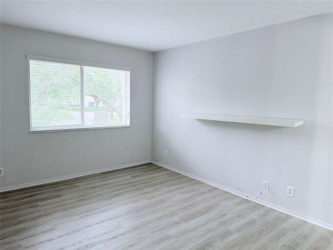 Building Photo - 117 Gardens Dr