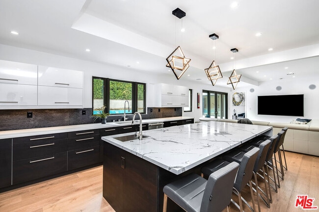 Building Photo - 13378 Contour Dr