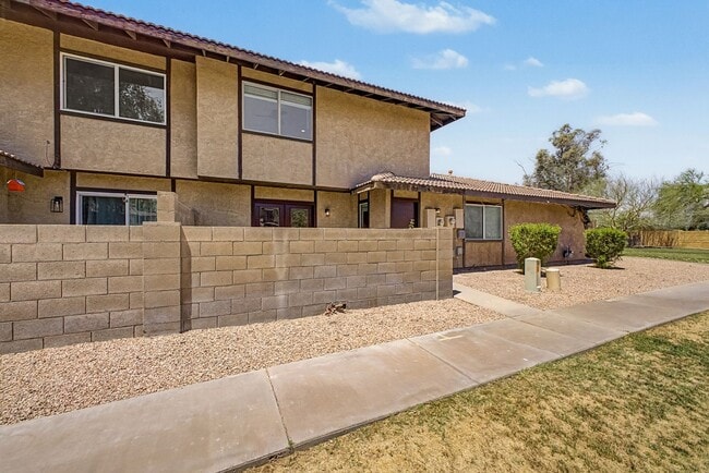 Building Photo - Fully Remodeled South Tempe 3BR Townhome w/ Private Yard, W/D & Parking