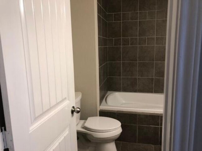 Building Photo - 2 Bedrooms / 1 Bathroom