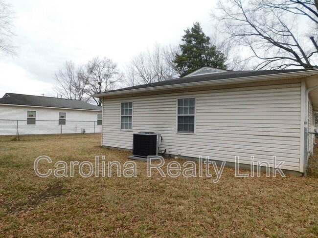 Building Photo - 416 E 19th St