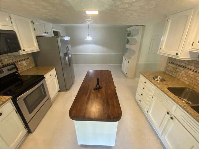 Building Photo - 2800 Davis Rd